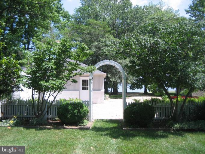 4249 Holly Point Road Edgewater, MD 21037 - Photo 12 of 30 Garden