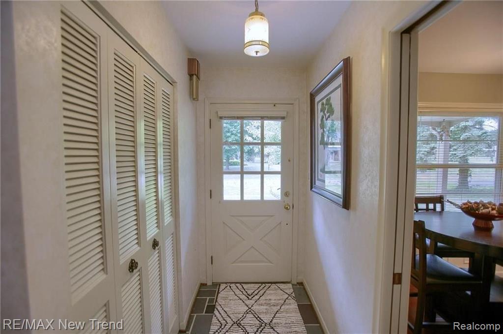 28620 Westerleigh Road Farmington Hills, MI 48334 - Photo 2 of 23