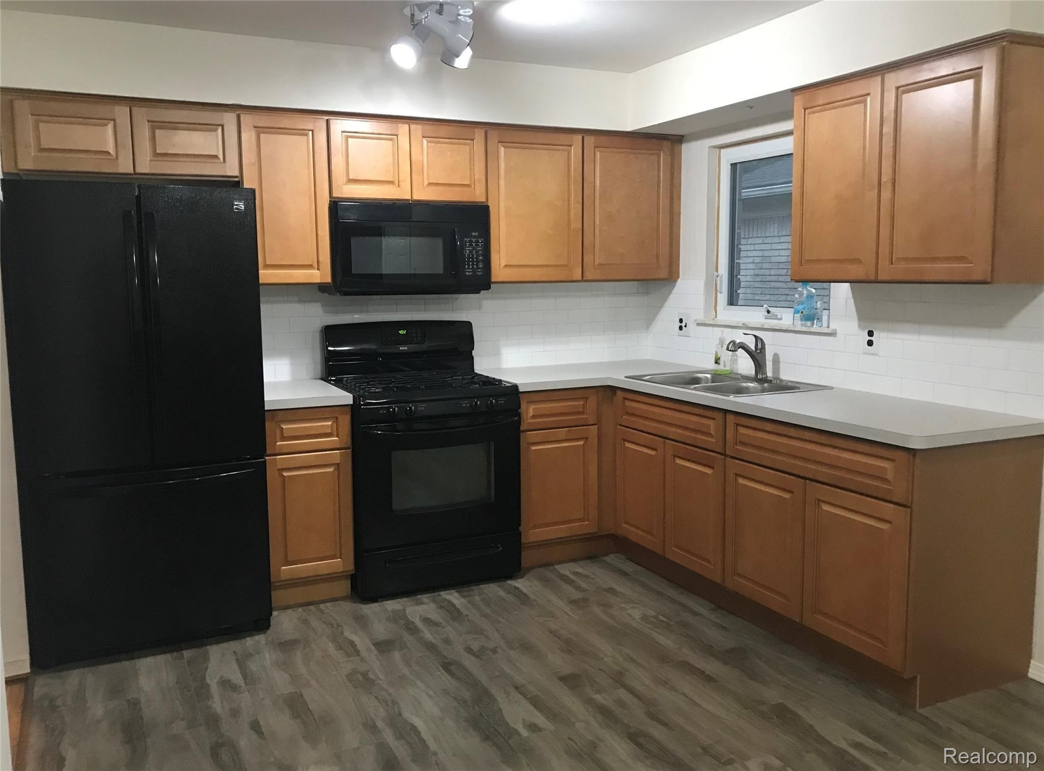 18122 Common Road Roseville, MI 48066 - Photo 6 of 11 IMG_6457 (2).JPG
