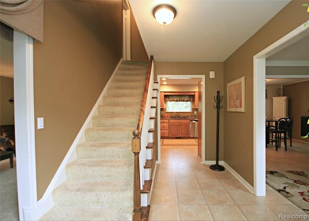 896 Hemlock Court Rochester, MI 48307 - Photo 4 of 36 009.JPG