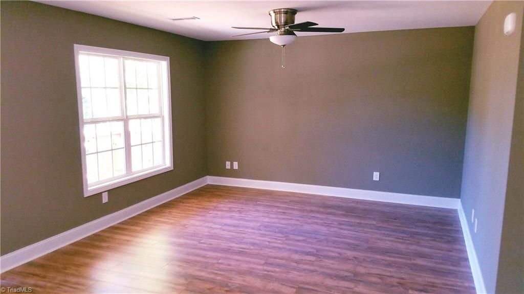 367 Briggs Road Lexington, NC 27292 - Photo 12 of 22 LARGE LIVINGROOM