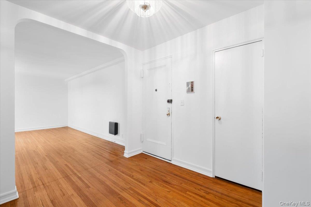 142 Garth Road, Unit 5K Scarsdale, NY 10583 - Photo 5 of 33 Entrance Foyer/Dining Area w/ view of Living Room -