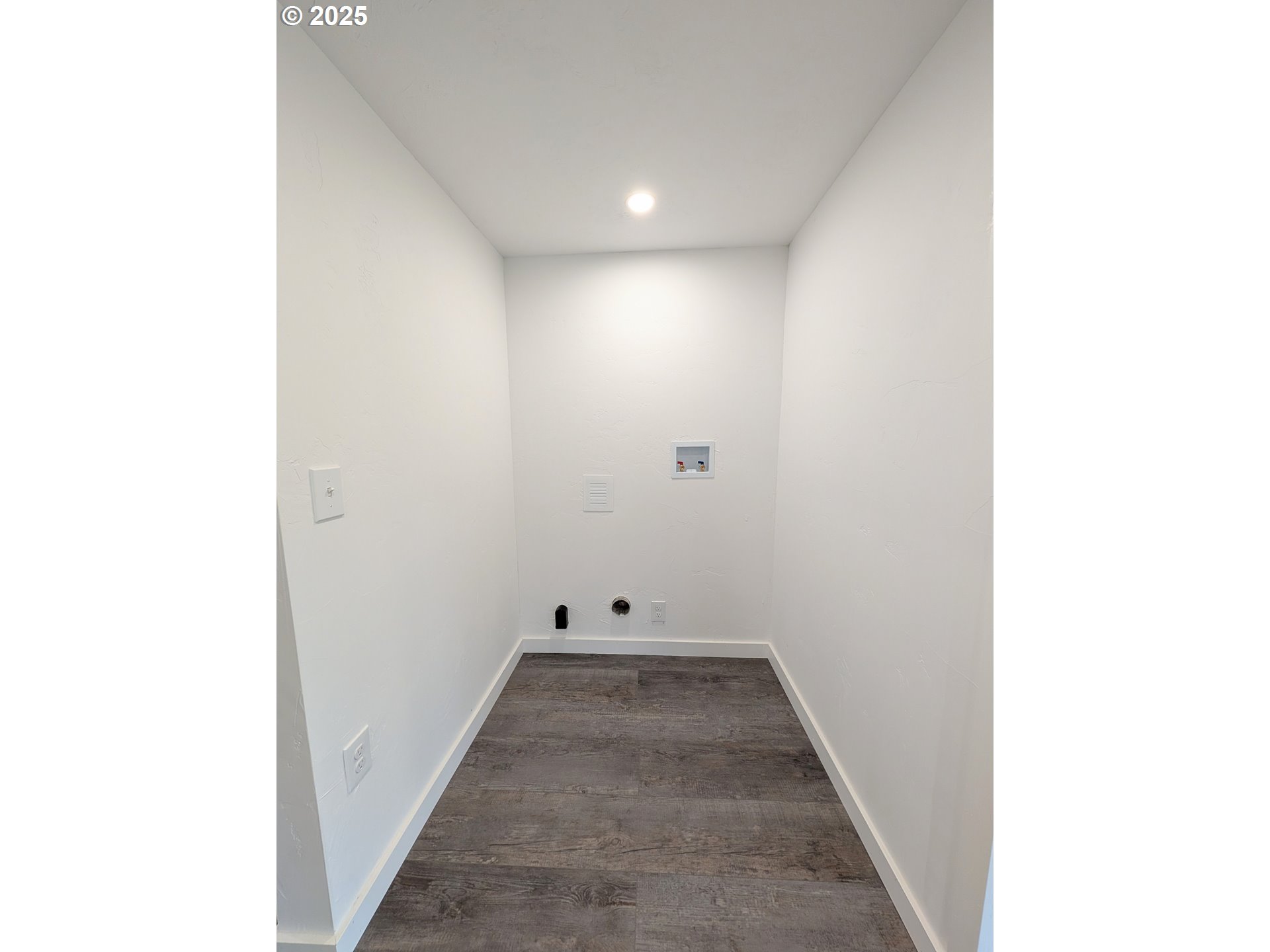 2906 North Oak Street La Grande, OR 97850 - Photo 18 of 37 a view of room with window