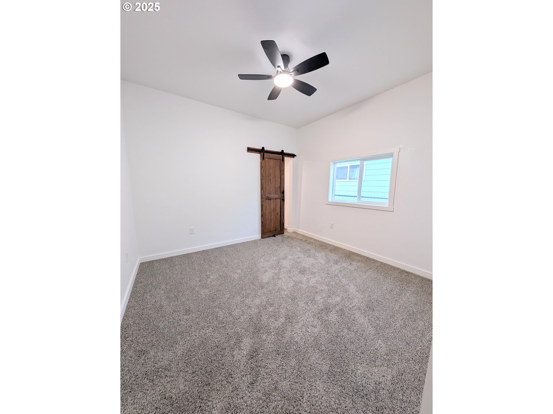2906 North Oak Street La Grande, OR 97850 - Photo 21 of 37 a view of a livingroom with a ceiling fan and window
