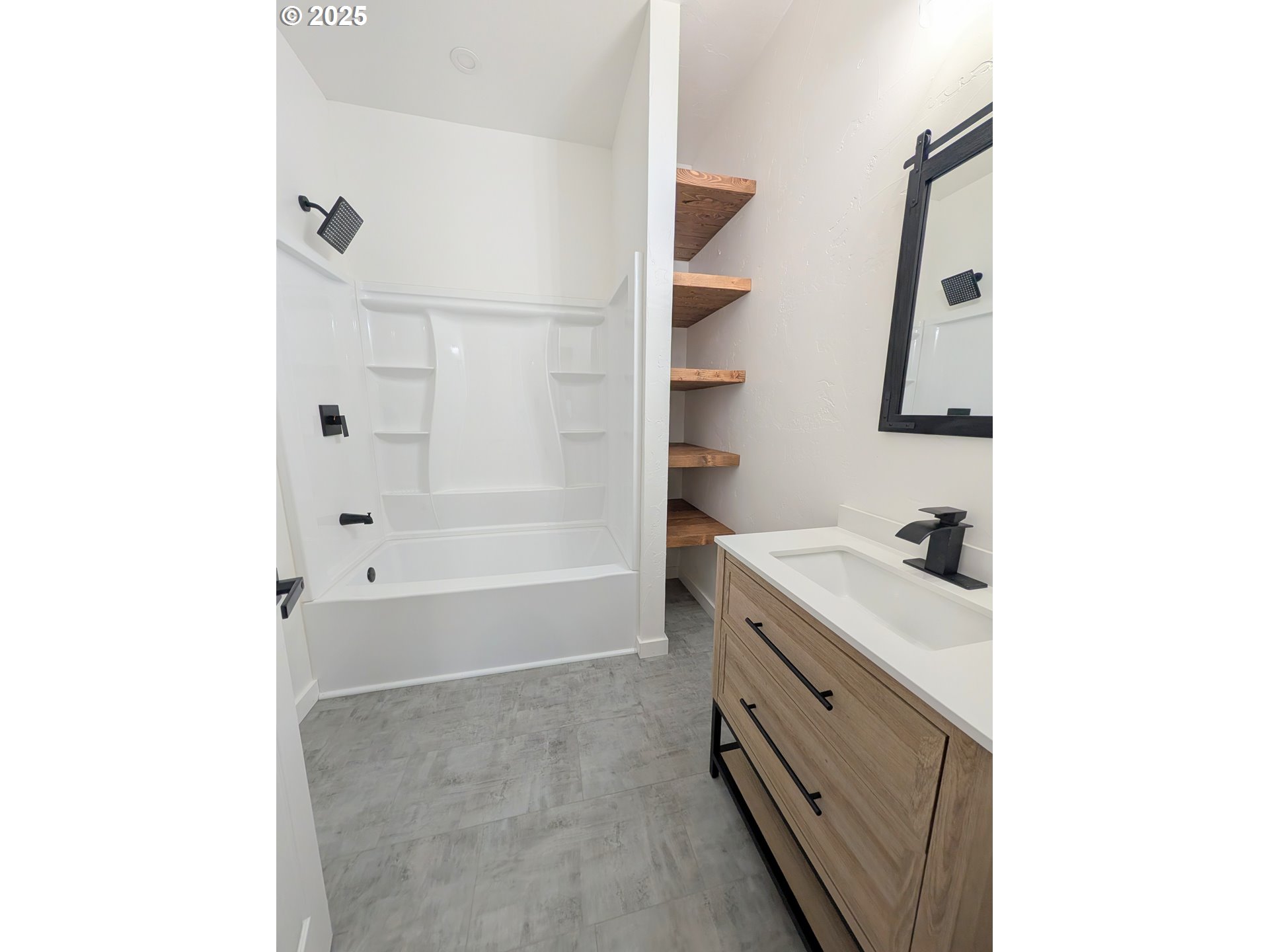 2906 North Oak Street La Grande, OR 97850 - Photo 24 of 37 a bathroom with a sink a toilet and shower
