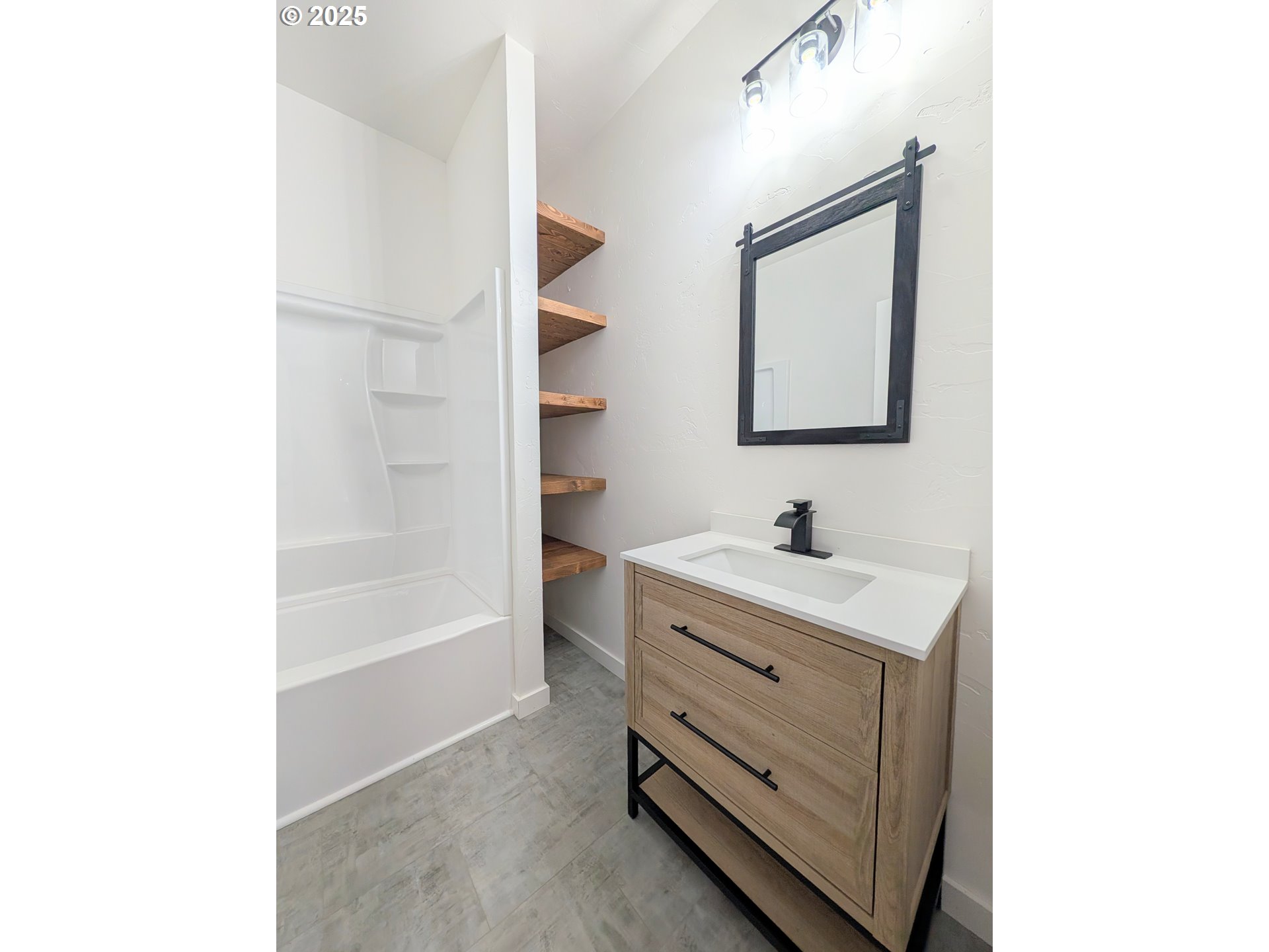 2906 North Oak Street La Grande, OR 97850 - Photo 28 of 37 a bathroom with a sink a mirror and a bathtub