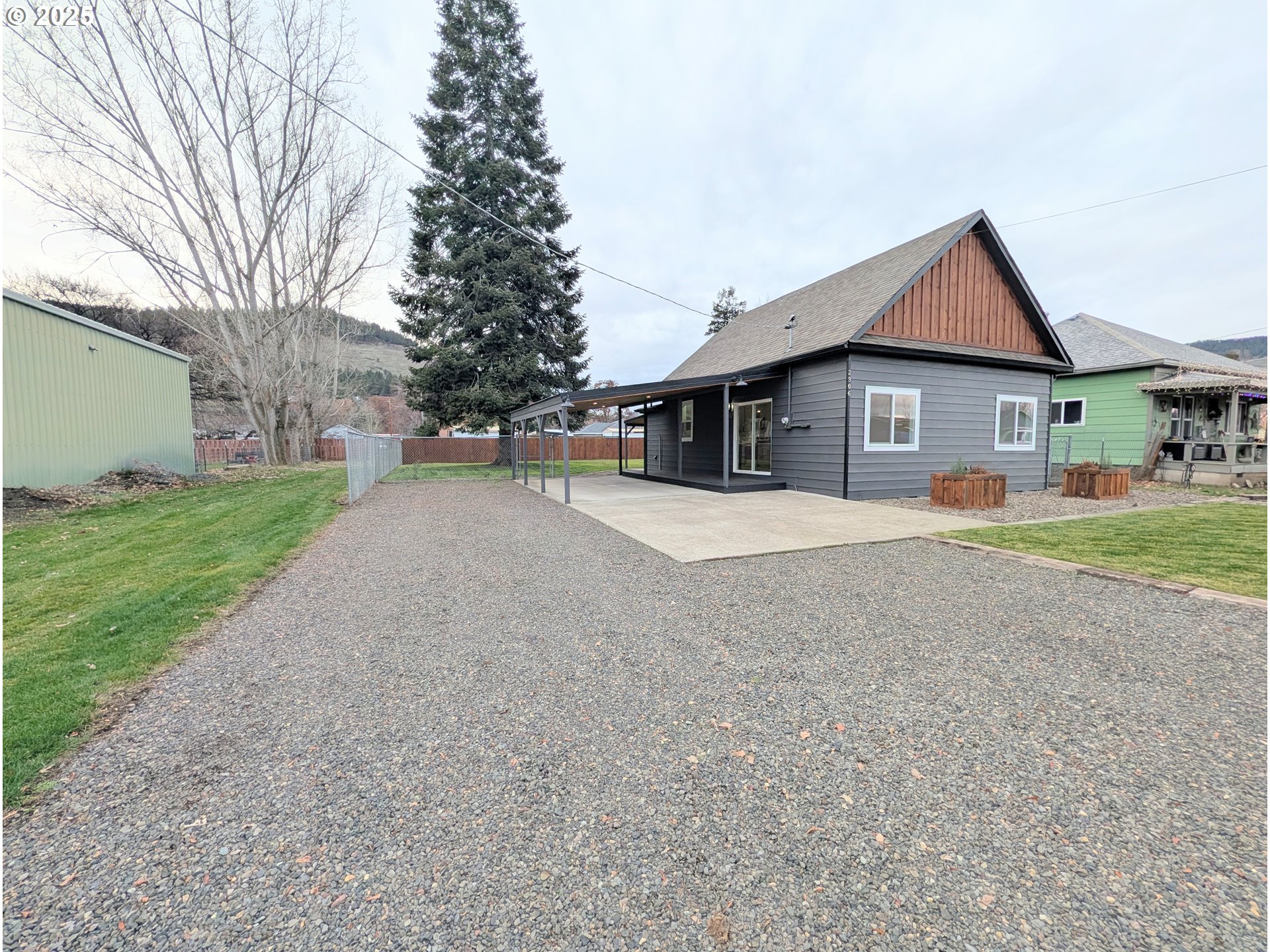 2906 North Oak Street La Grande, OR 97850 - Photo 3 of 37 a front view of a house with a yard and garage