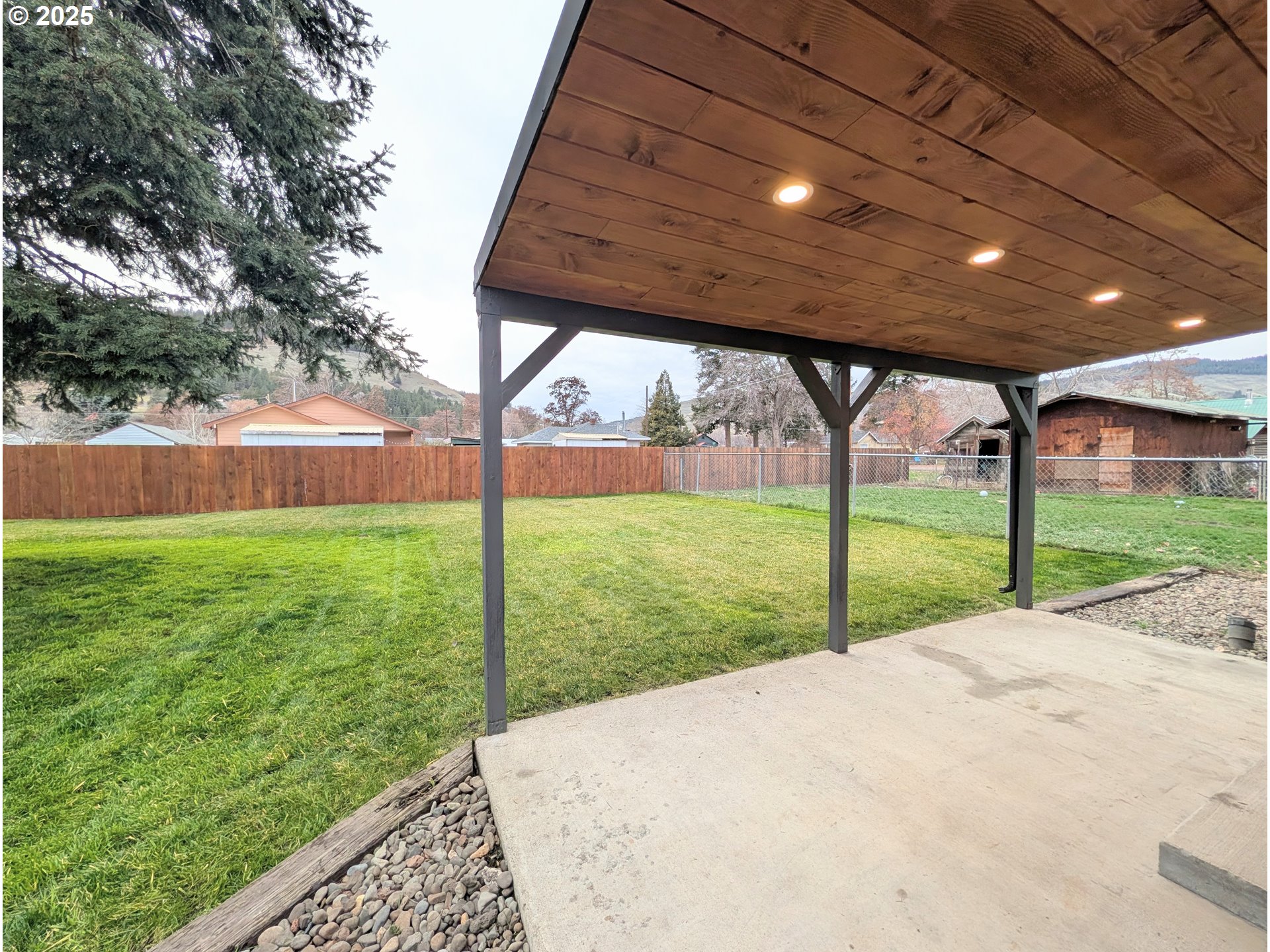 2906 North Oak Street La Grande, OR 97850 - Photo 32 of 37 a view of a backyard with a garden and plants