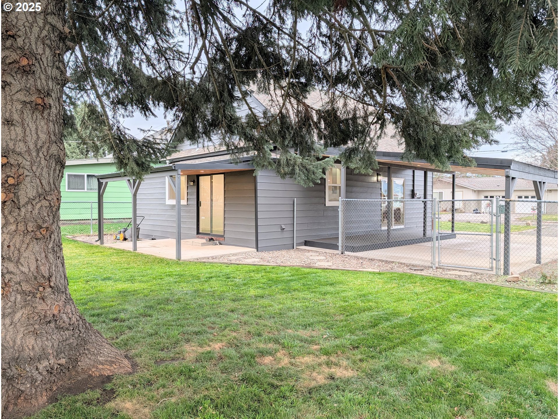 2906 North Oak Street La Grande, OR 97850 - Photo 36 of 37 front view of a house with a yard