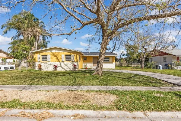 $2,000 | 1003 65th Avenue West, Bradenton, FL 34207