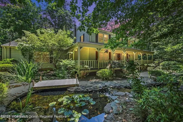 a view of a back yard