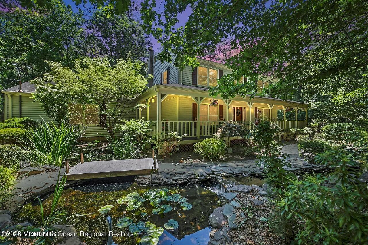 a view of a back yard