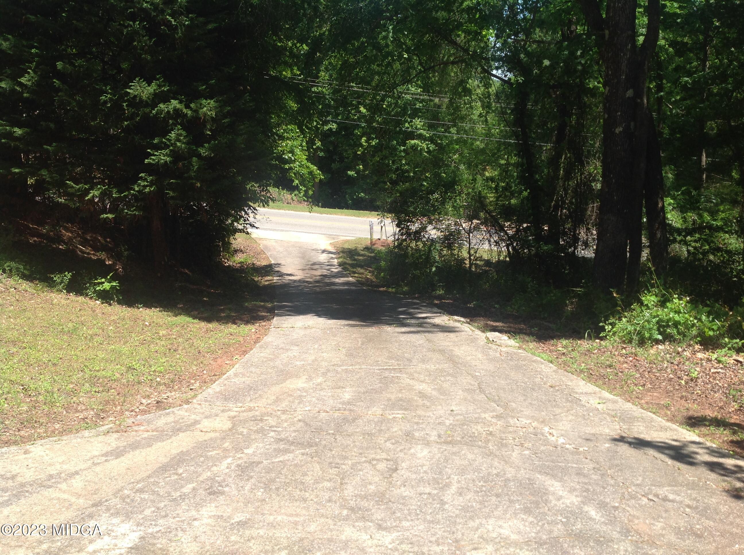 156 Henderson Road Macon, GA 31217 - Photo 2 of 39 IMG_8636