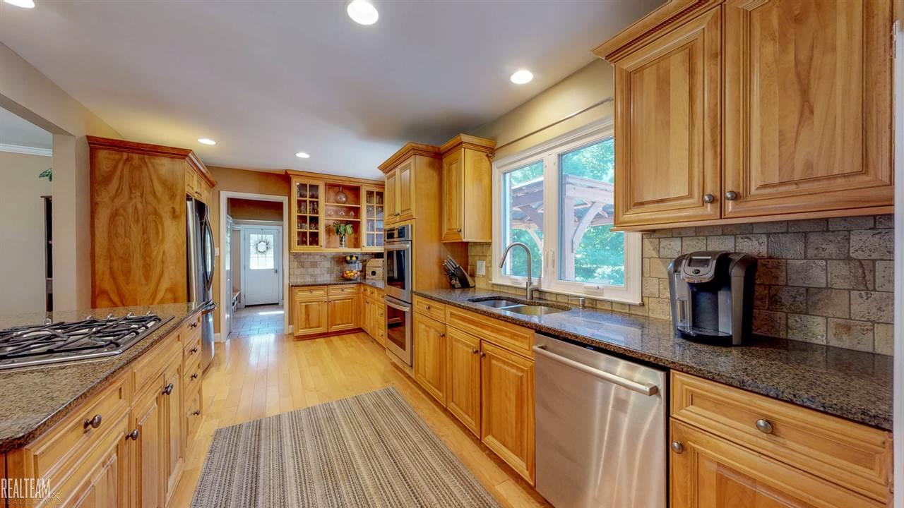 6138 Deguise Court Rochester Hills, MI 48306 - Photo 7 of 35