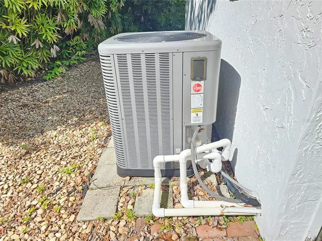 a buildings view with a outdoor space