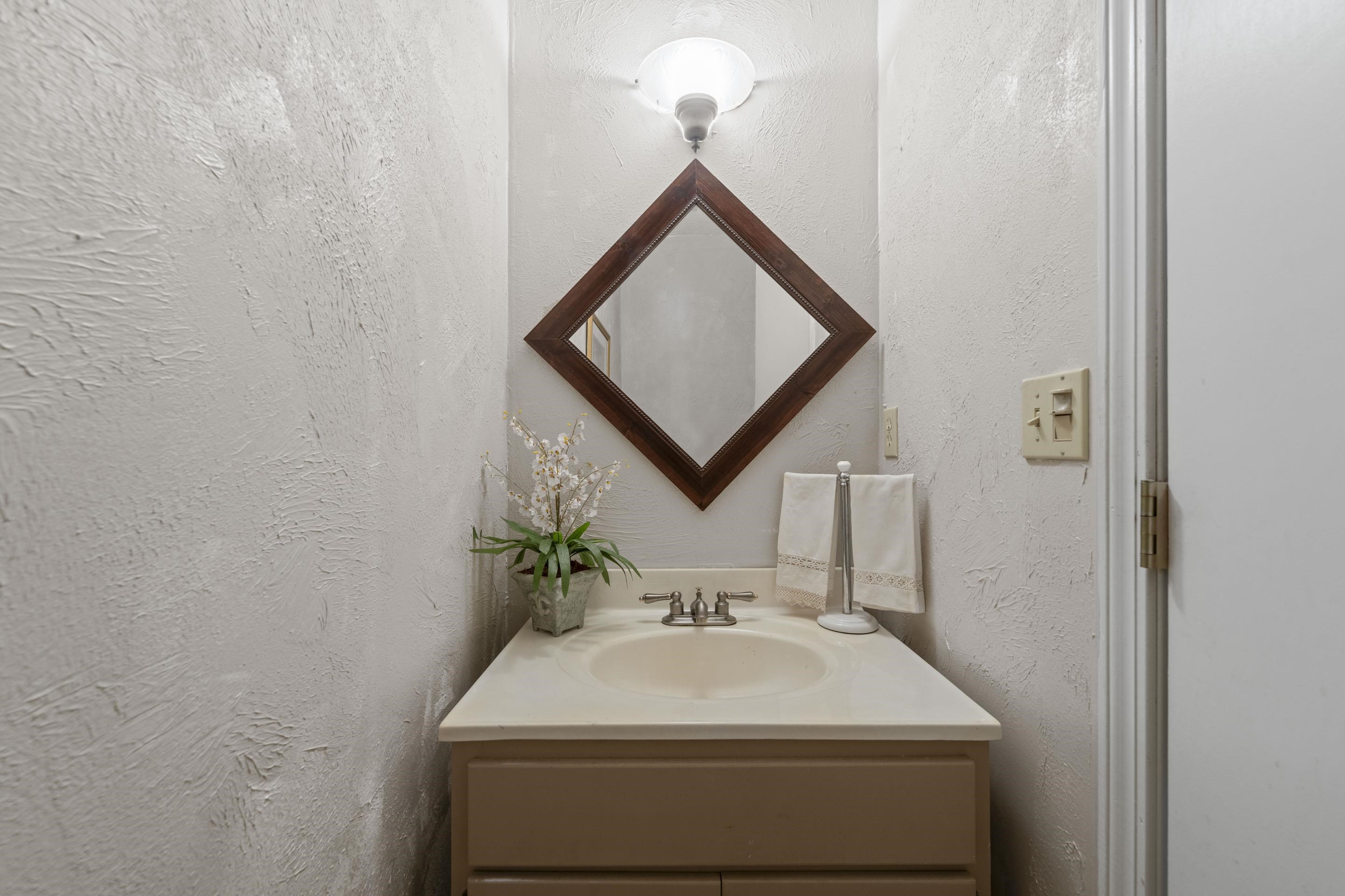 219 North Rose Road Memphis, TN 38117 - Photo 12 of 30 Guests can powder their nose in the nice half bath.