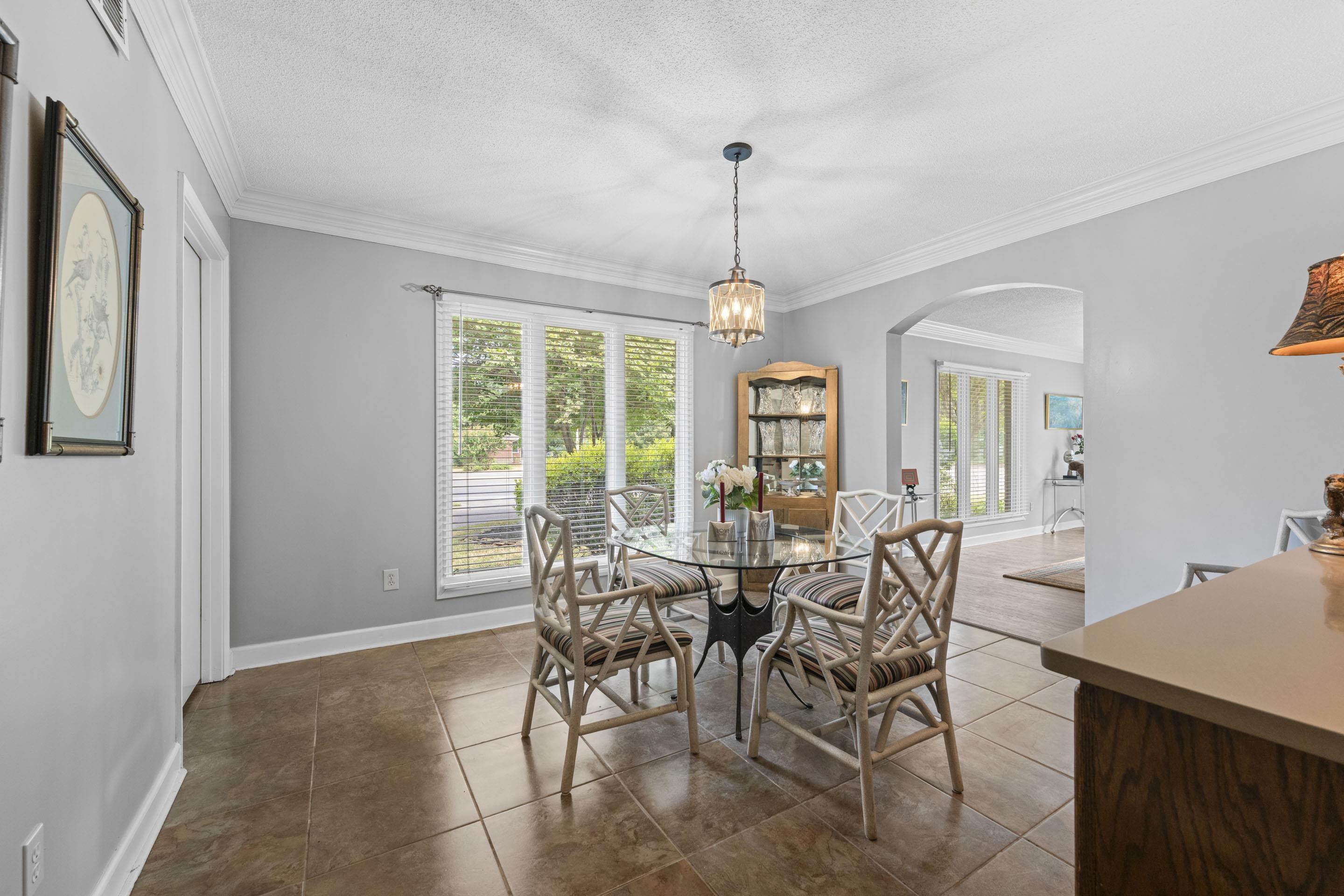 219 North Rose Road Memphis, TN 38117 - Photo 10 of 30 The charming breakfast area is bathed in morning light—perfect for starting the day right.