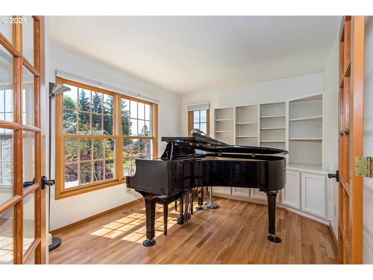8319 Northwest Reed Drive Portland, OR 97229 - Photo 8 of 32 Gallery Image 8