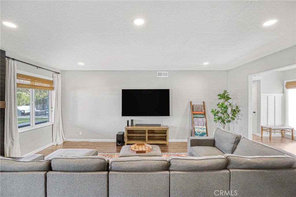 1148 Bryson Avenue Simi Valley, CA 93065 - Photo 7 of 31 Living room