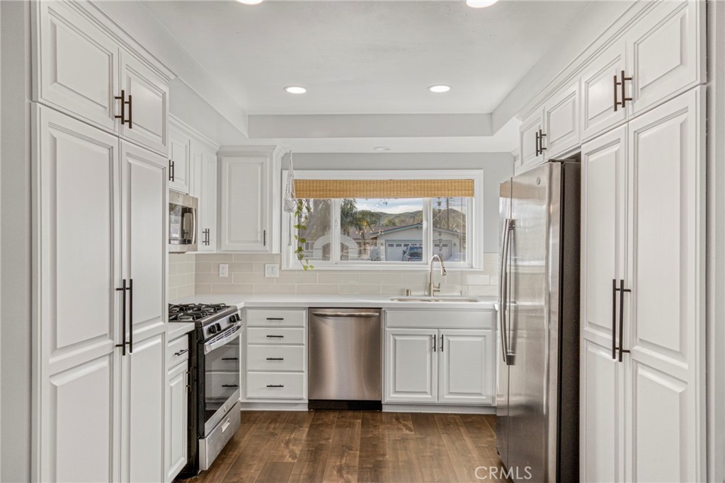 1148 Bryson Avenue Simi Valley, CA 93065 - Photo 10 of 31 Kitchen