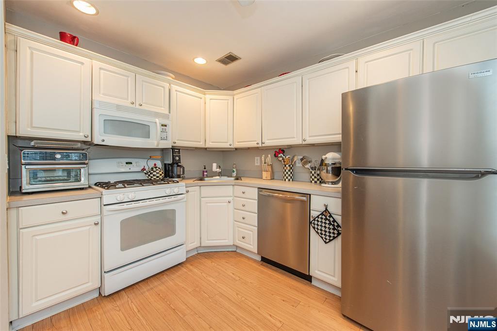 2141 Jordan Court Mahwah, NJ 07430 - Photo 9 of 20