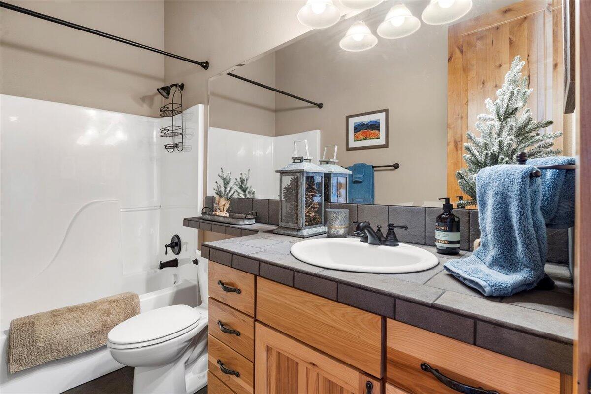 941 Southwest Vantage Point Way Bend, OR 97702 - Photo 34 of 52 30-Guest Bath