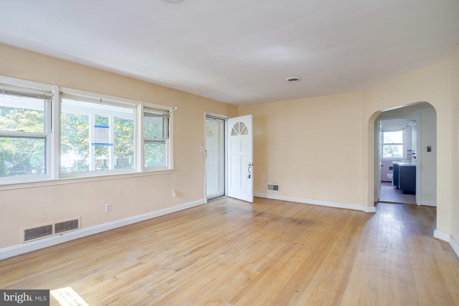 2909 Ridge Road Baltimore, MD 21244 - Photo 3 of 19 Living Room