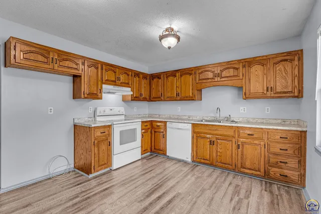 $195,000 | 1231 Southeast 43rd Terrace, Topeka, KS 66609