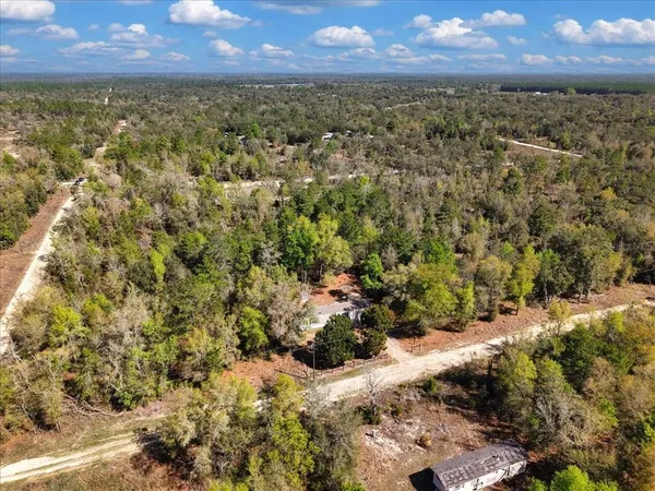 a view of a yard of a building