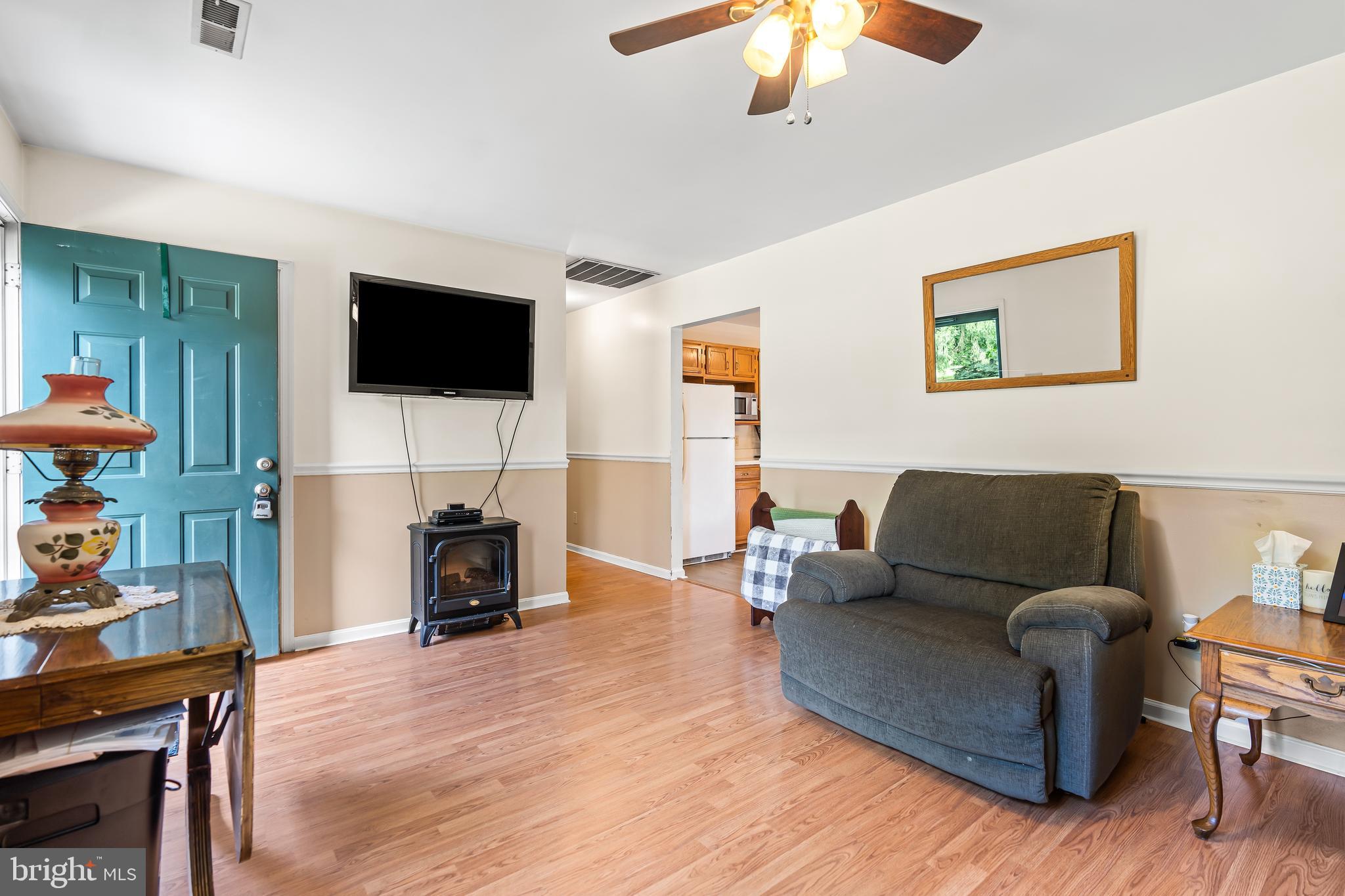 14433 Hicksville Road Clear Spring, MD 21722 - Photo 26 of 69 Living room