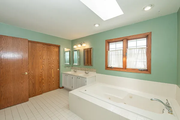 $575,000 | 1404 Halifax Drive, Mundelein, IL 60060