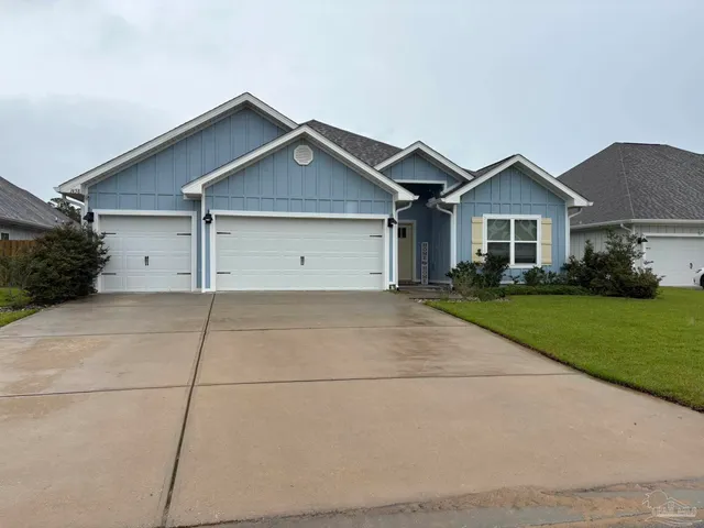 a view of house and garage