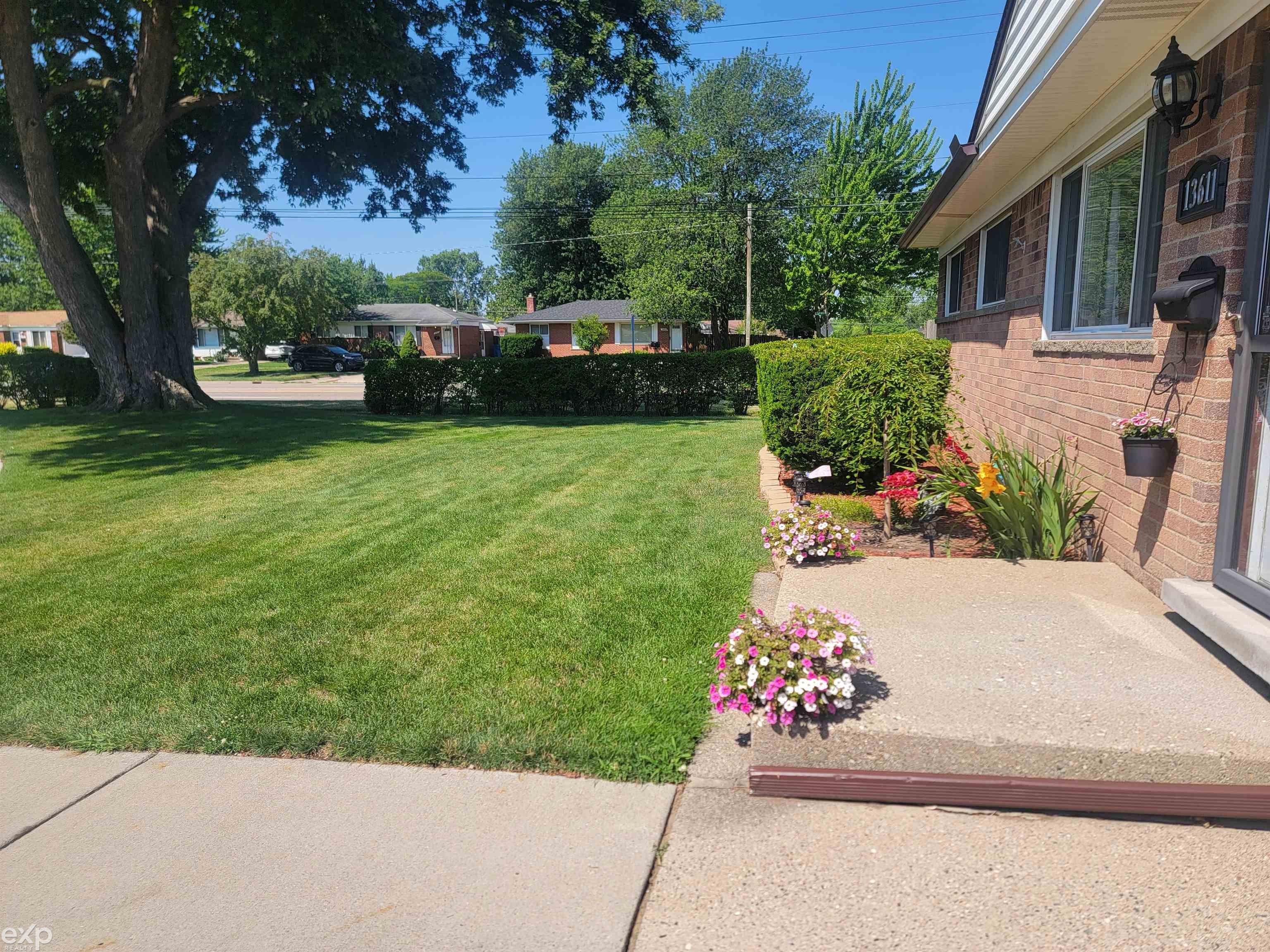 13611 Racine Court Warren, MI 48088 - Photo 3 of 25 50083264-2.JPG