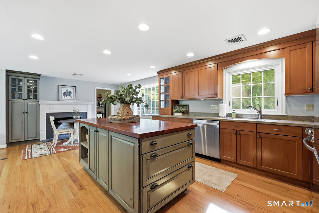 8 Penwood Road Bloomfield, CT 06002 - Photo 3 of 35