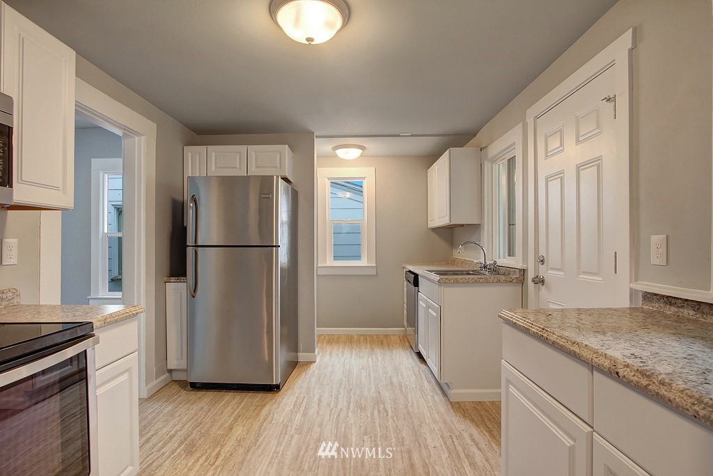 3406 Rockefeller Avenue Everett, WA 98201 - Photo 5 of 9 a kitchen with granite countertop a refrigerator stove and sink