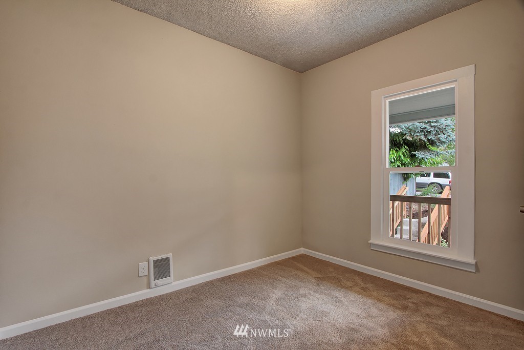 3406 Rockefeller Avenue Everett, WA 98201 - Photo 7 of 9 an empty room with windows