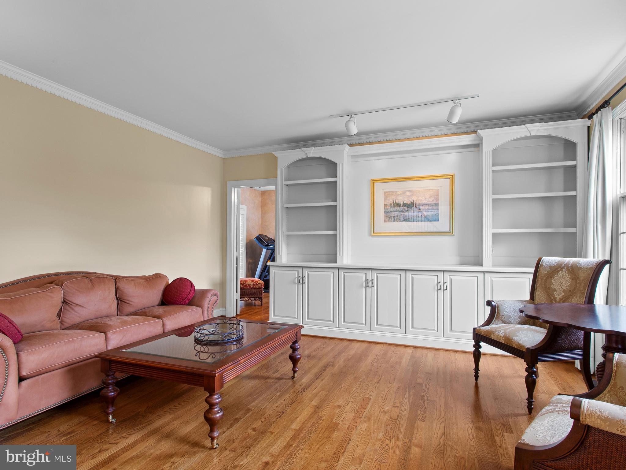527 Post Oak Road Annapolis, MD 21401 - Photo 3 of 50 Living Room with built-in cabinetry