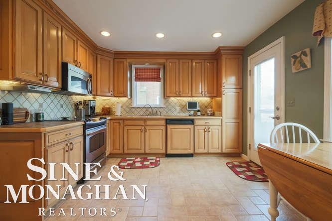 1660 Fairholme Road Grosse Pointe Woods, MI 48236 - Photo 12 of 32