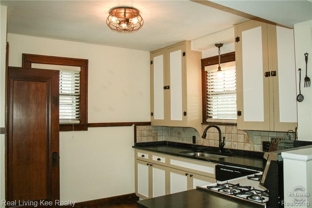 147 Lysander Street Rochester, MI 48307 - Photo 3 of 16 D5020578-D1AC-476F-9697-5EF821A159DC.JPEG