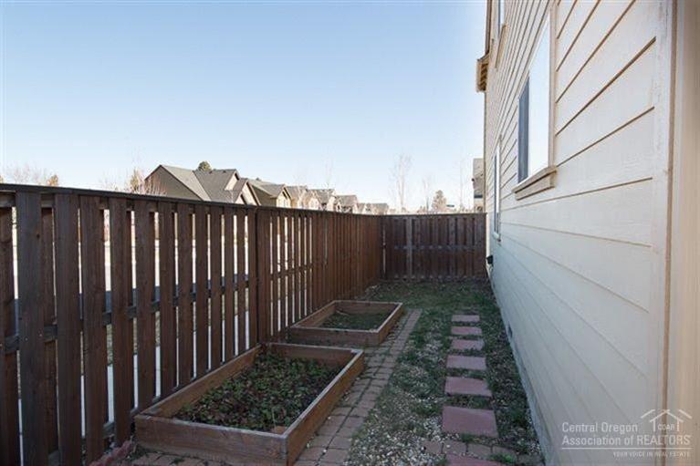 61289 Splendor Lane Bend, OR 97702 - Photo 21 of 25 Raised garden beds in side yard