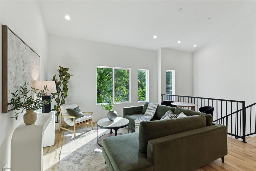 2142 Lovedale Avenue, Unit 104 Dallas, TX 75235 - Photo 12 of 29 a living room with furniture and a potted plant