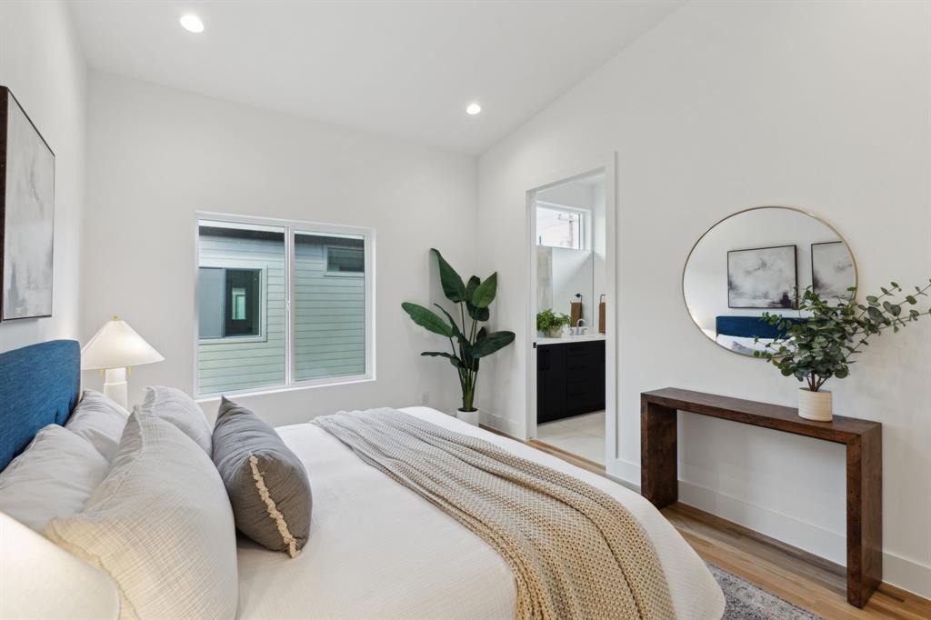 2142 Lovedale Avenue, Unit 104 Dallas, TX 75235 - Photo 18 of 29 a bedroom with a bed and a potted plant