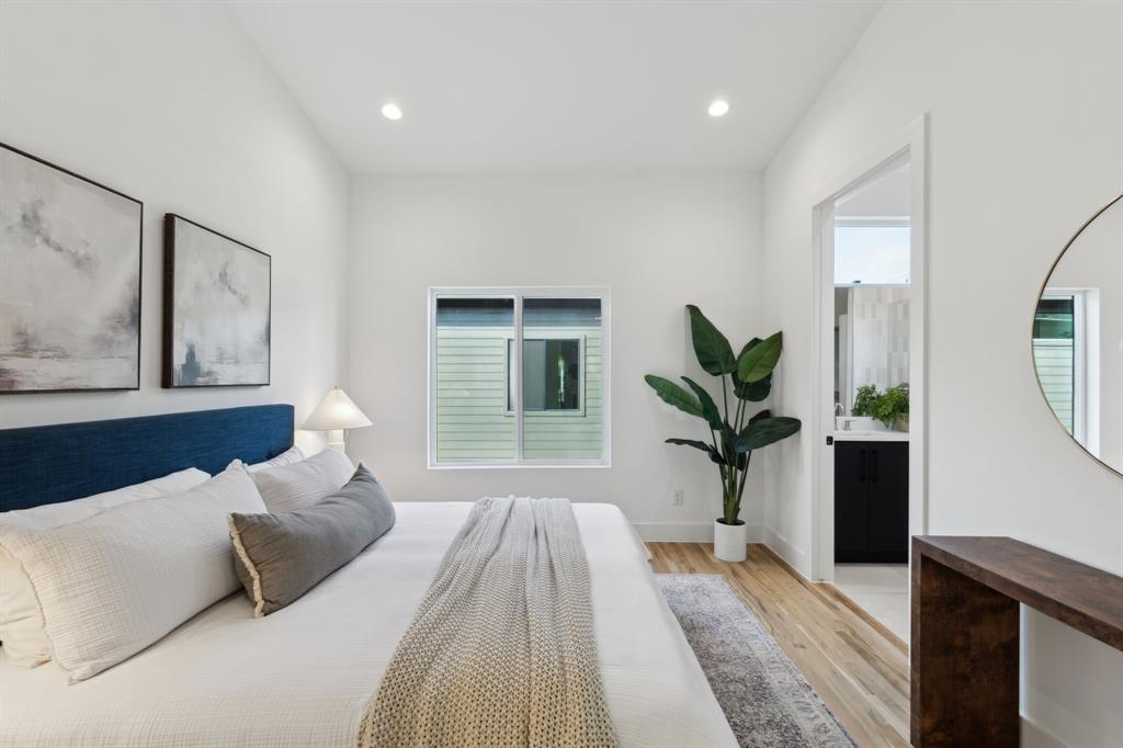 2142 Lovedale Avenue, Unit 104 Dallas, TX 75235 - Photo 20 of 29 a bedroom with a large bed and a potted plant