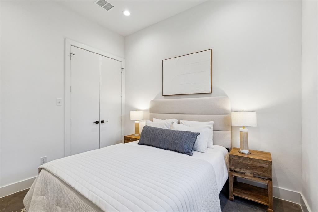 2142 Lovedale Avenue, Unit 104 Dallas, TX 75235 - Photo 27 of 29 a bedroom with a bed and a painting on the wall