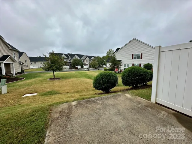a view of a house with backyard and garden