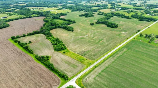 $240,600 | 4 East State Route 2 Highway, Garden City, MO 64747