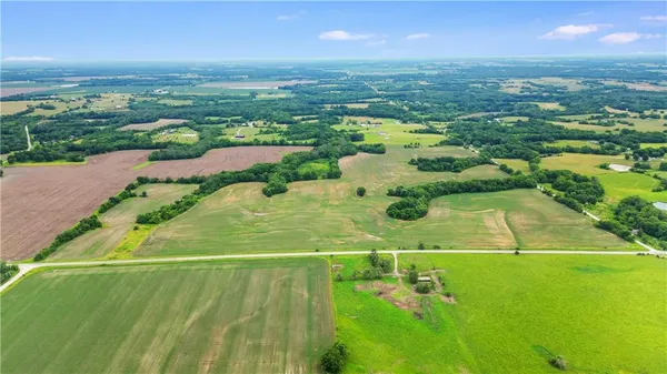 $240,600 | 4 East State Route 2 Highway, Garden City, MO 64747