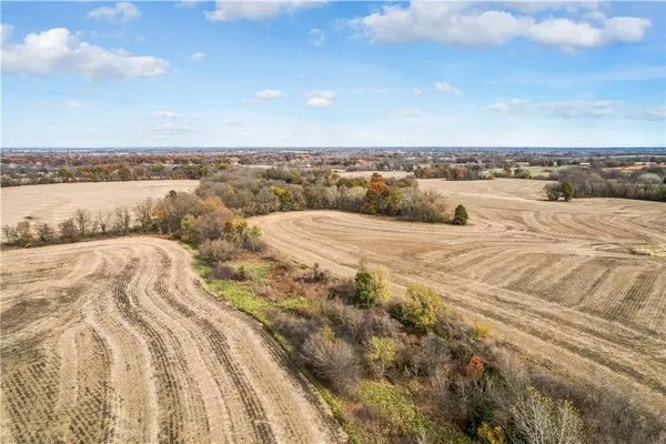 $240,600 | 4 East State Route 2 Highway, Garden City, MO 64747