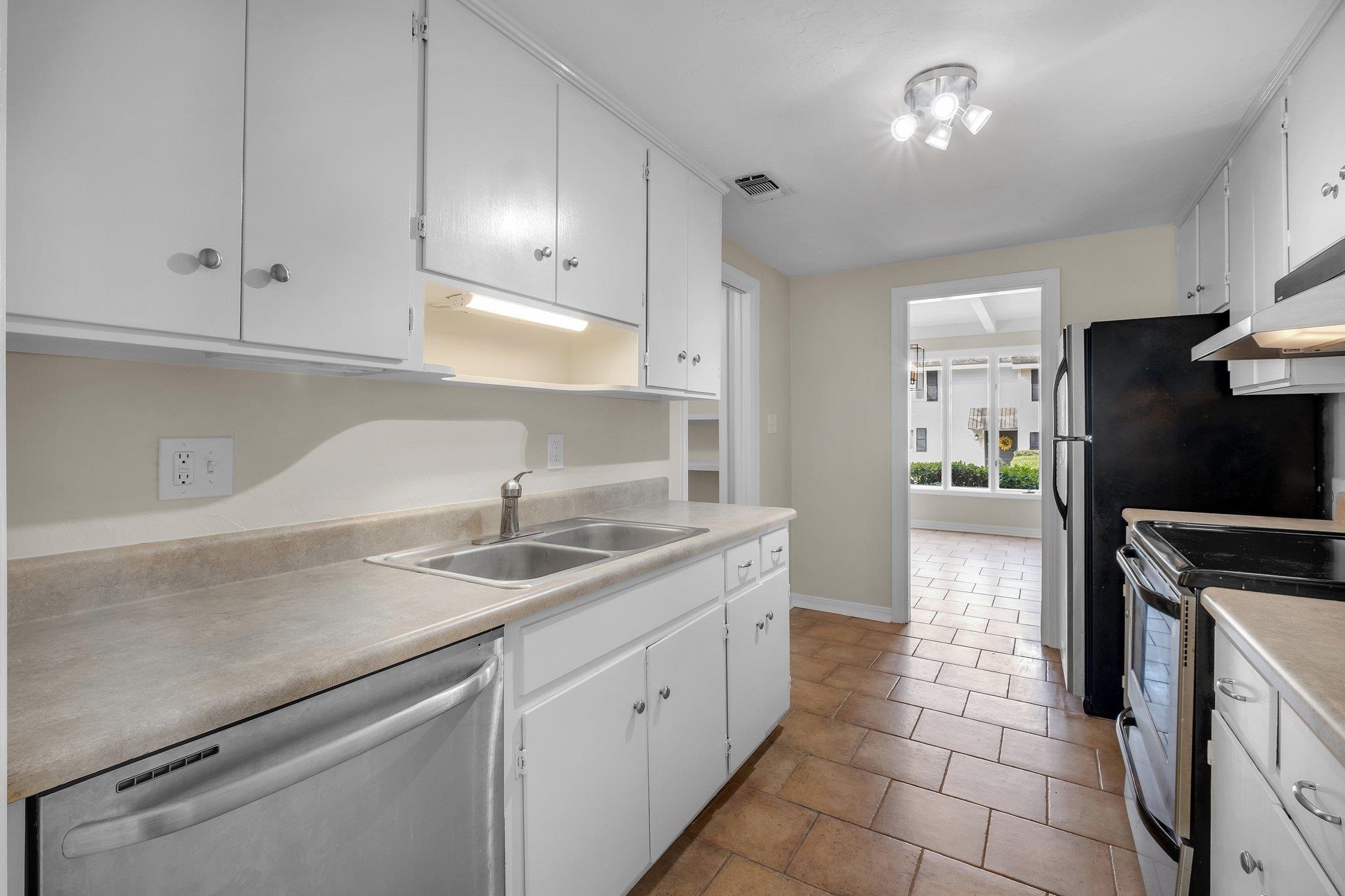 1904 Miccosukee Road, Unit 19B Tallahassee, FL 32308 - Photo 23 of 24