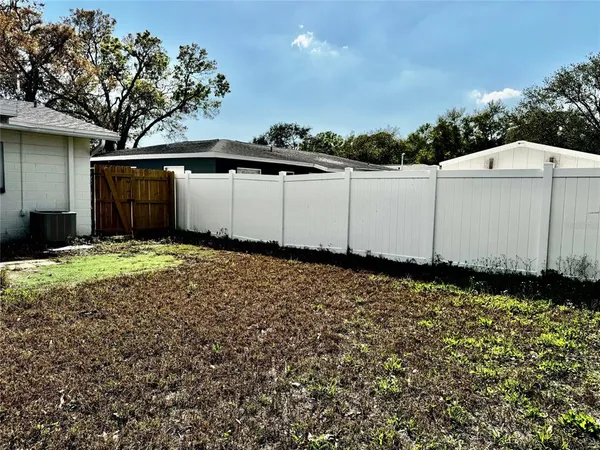 a view of a backyard